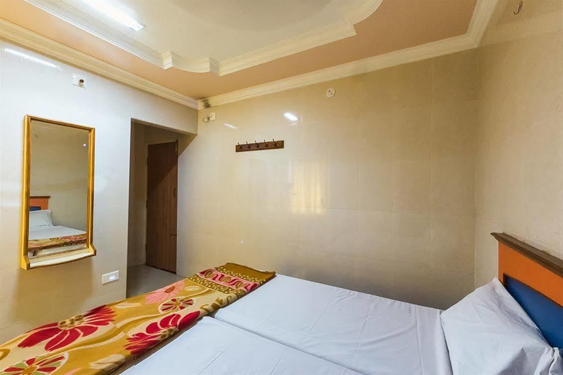 Kvr Deluxe Residency Vila Tirupati Exterior foto