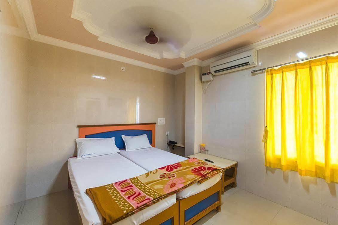 Kvr Deluxe Residency Vila Tirupati Exterior foto