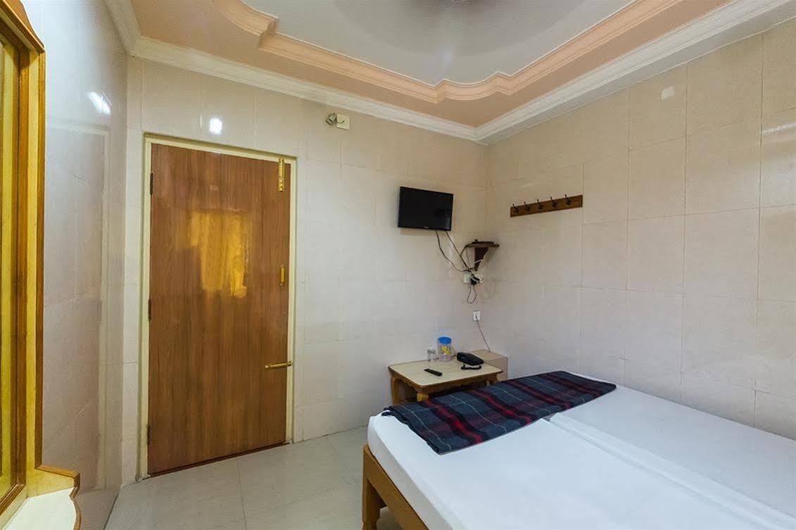 Kvr Deluxe Residency Vila Tirupati Exterior foto