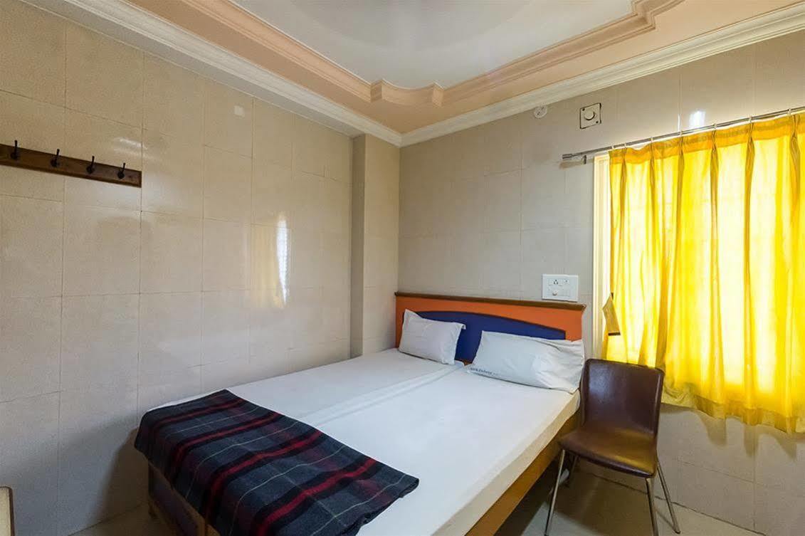 Kvr Deluxe Residency Vila Tirupati Exterior foto